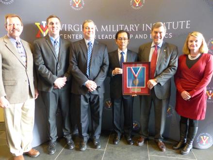 「Governor’s Environmental Excellence Award」とともに 記念撮影をするYTMV村上徹郎社長（右から3人目）