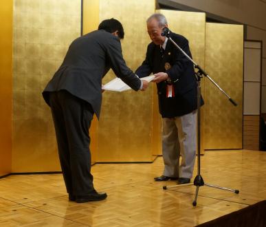 丸森仲吾東北ゴルフ連盟理事長（右）から感謝状を授与される横浜ゴム松浦芳久スポーツ企画室長