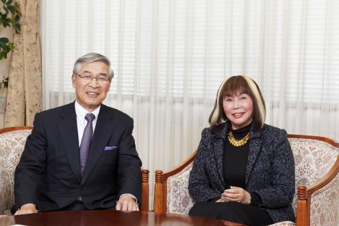 横浜ゴム南雲忠信代表取締役会長（左）とプロップ・ステーション竹中ナミ理事長