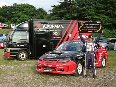 Dクラス5連覇を果たした谷田川敏幸選手とADVANカラーの「ADVAN トラスト クスコ WRX」