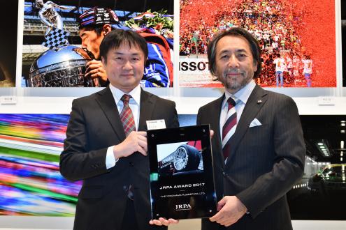 表彰盾を手にする阿部義朗モータースポーツ推進室長（左）とJRPAの小林稔会長