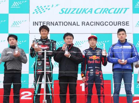 表彰盾を手にする阿部義朗モータースポーツ推進室長（中央）