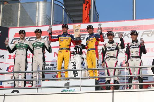 左からミューラー選手と藤井選手（2位）、小林選手と中山選手（優勝）、松井選手と坪井選手（3位）
