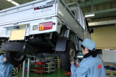 「春の学生整備プロジェクト」で横浜ゴムの寄贈したタイヤを被災者が使用する車両へ装着する石巻専修大学の学生