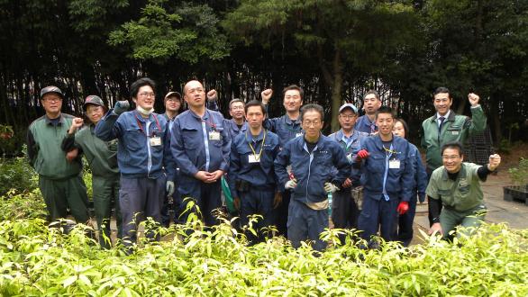苗木の贈呈式に出席した平塚製造所の従業員
