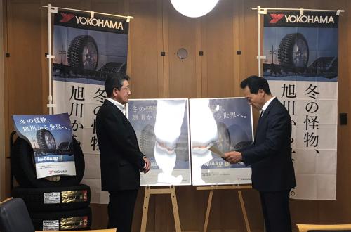 西川将人旭川市長より感謝状を授与されるヨコハマタイヤジャパン北海道カンパニーの谷口浩二社長（左）