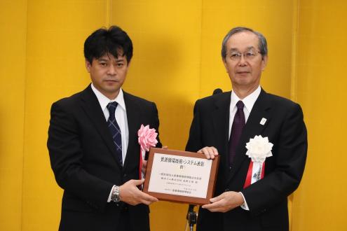 表彰式に出席した長野工場の米丘賢生産技術課長（左）と産業環境管理協会の冨澤龍一会長