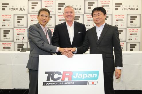 左から日本TCRマネジメント（株）の倉下明社長、WSCのマルチェロ・ロッティ社長、当社の阿部義朗モータースポーツ推進室長