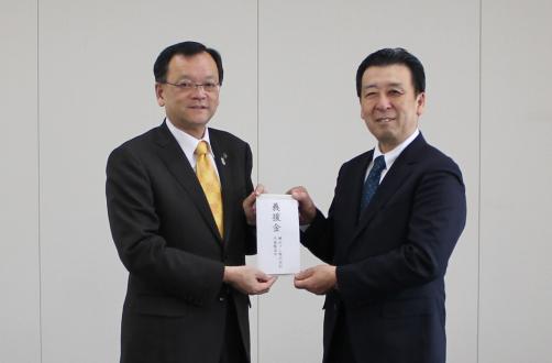 落合克宏平塚市長（写真左）と横浜ゴム塚田修一平塚製造所長