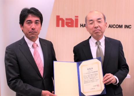ハマゴムエイコムの近藤成俊代表取締役会長（左）と鈴木忠代表取締役社長