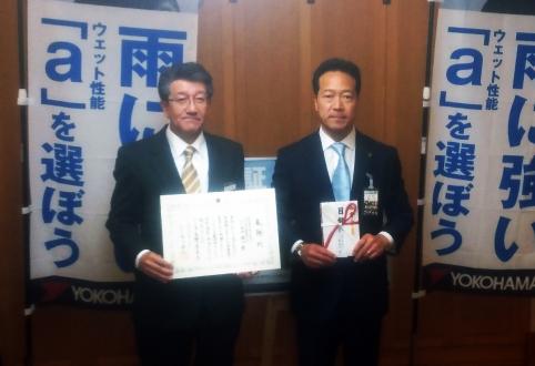 西川将人旭川市長とヨコハマタイヤジャパン北海道カンパニー谷口浩二社長（左）
