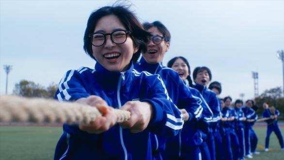 「ウェット綱引き大会」編のワンシーン。ウェット「a」のシューズに履き替え、余裕の表情で後半戦に臨むチームヨコハマ