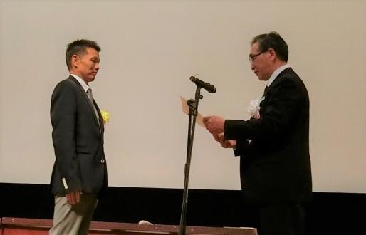 表彰される横浜ゴムの佐藤有二（左）