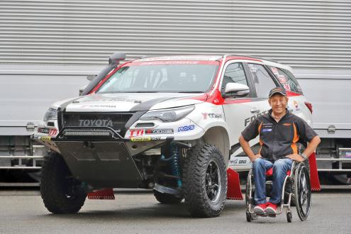 青木選手と参戦車両のトヨタ「フォーチュナー」
