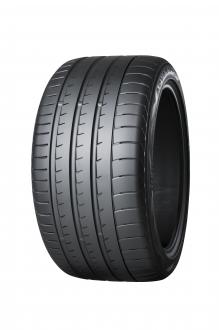 The “ADVAN Sport V105”  Tire shown in photo differs in size from those installed on the Cayenne