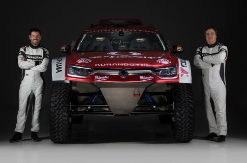 ドライバーのOSCAR FUERTES ALDANONDO選手（右）、コドライバーのDIEGO VALLEJO選手と参戦車両の「KORANDO DKR」