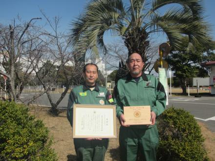 表彰状を手にする飯田正裕尾道工場長（写真左）と堀井潔係長