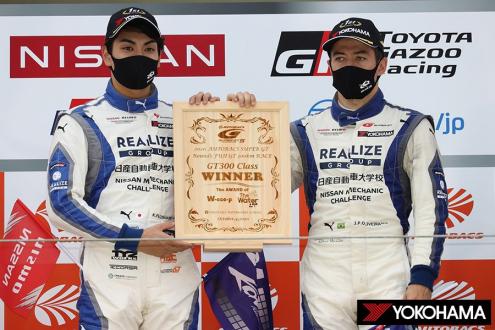 Kiyoto Fujinami (left) and Joao Paulo de Oliveira  with their winner plaque