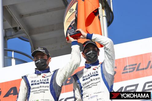 Joao Paulo de Oliveira (left) and Kiyoto Fujinami raise winner’s trophy