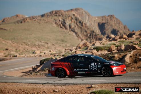 Joshua Allan選手が駆るADVANカラーの「2021 Tesla Model 3」