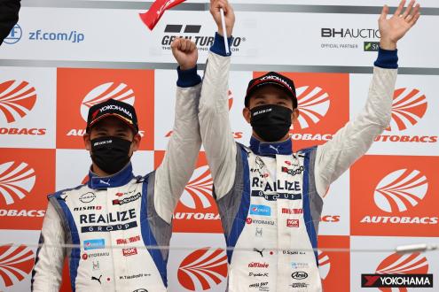 GT500クラスで3位に入賞した高星選手（左）と佐々木選手
