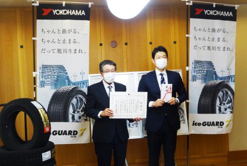 今津寛介旭川市長より感謝状を授与されたヨコハマタイヤジャパン北海道カンパニーの谷口浩二社長（左）