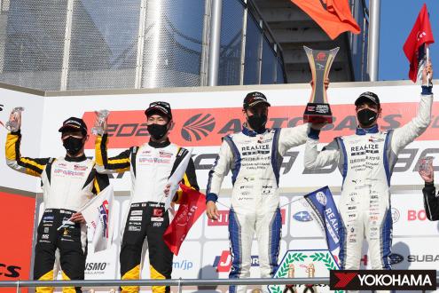 左から太田格之進選手と小林崇志選手（2位）、ジョアオ・パオロ・デ・オリベイラ選手と藤波清斗選手（優勝）