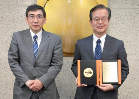 日本ゴム協会 斎藤拓会長（東京農工大学教授）（左）より表彰盾を授与された日座操