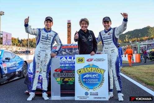 タイトル奪還を喜ぶ藤波清斗選手（左）、近藤真彦監督（中央）、ジョアオ・パオロ・デ・オリベイラ選手