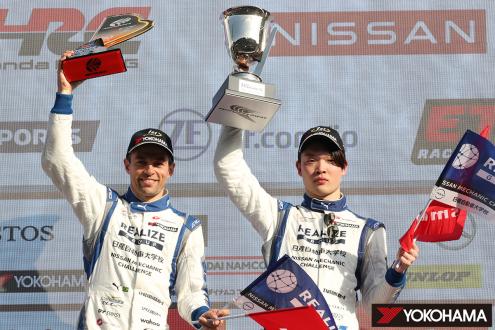 Winning drivers Joao Paulo de Oliveira (L) & Teppei Natori