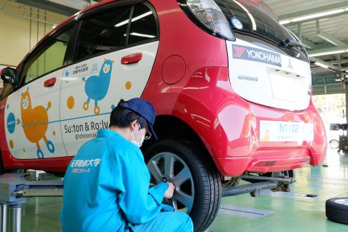 当社の乗用車用タイヤを装着する石巻専修大学の学生