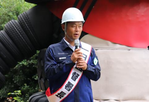 安全パトロール後に講評する小倉一日監督署長