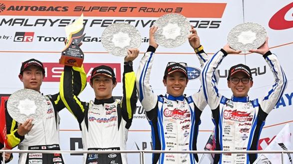From the left, winners Takashi Kobayashi and Yuto Nomura and third-place finishers Yuhki Nakayama and Shunji Okumoto