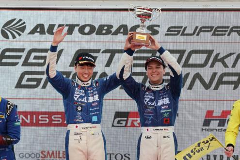 Yusuke Shiotsu (left) and Iori Kimura celebrate their GT300 class win in the year’s final race