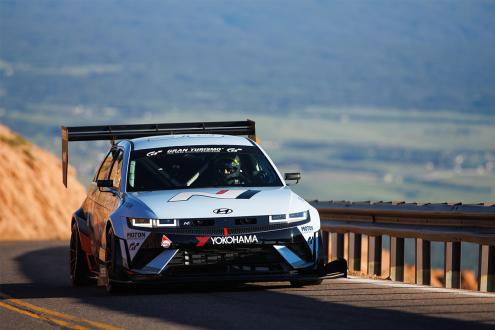 ADVAN-equipped car racing to victory in the Exhibition division (2025)