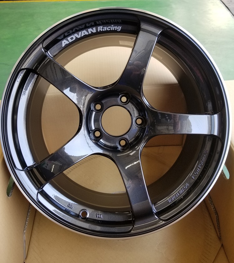 ADVAN Racing TC-4 本日発売！！