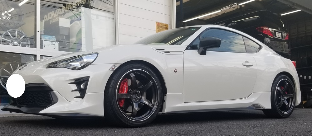 「トヨタ８６」ADVAN TC-4  ブラックガンメタリック＆リング+HKS 車高調 をお取り付け＾＾