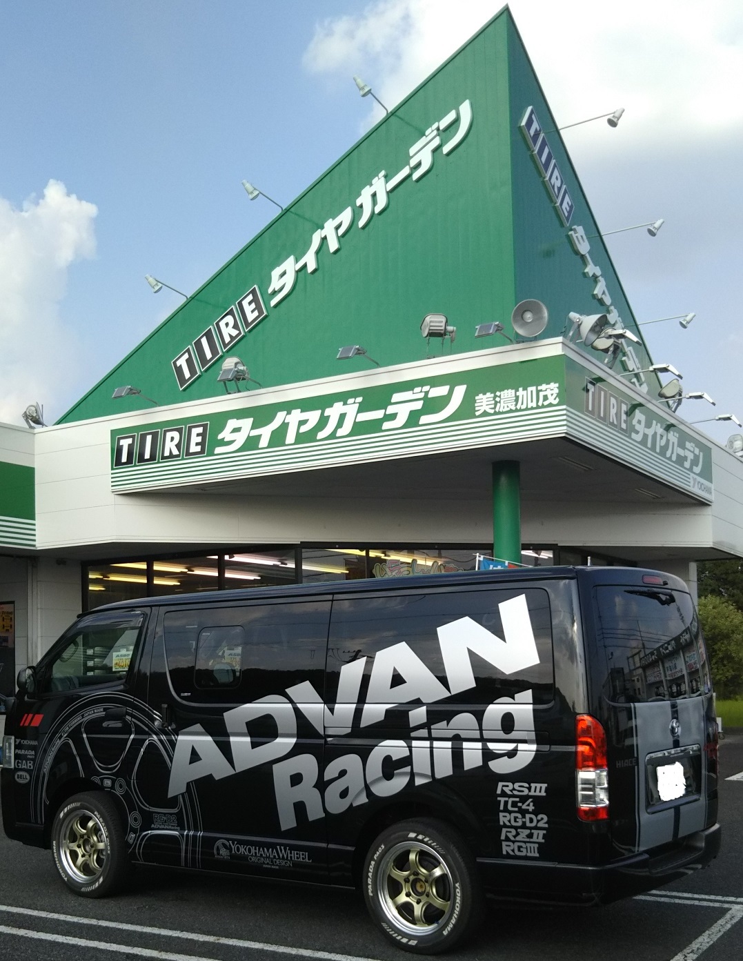カスタムハイエース来店＼(゜ロ＼)(／ロ゜)／