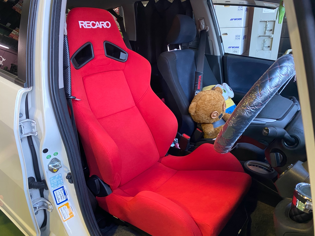 赤く輝く運転席。