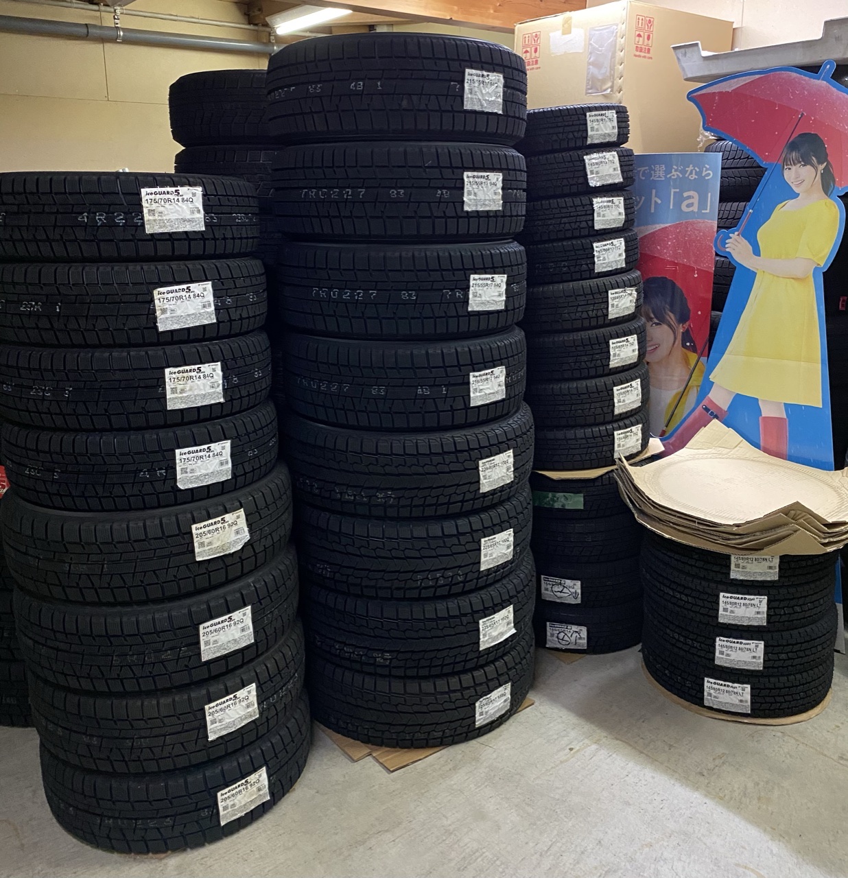 スタッドレスタイヤ入荷始まりましたね。