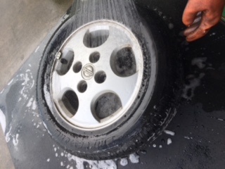 タイヤ交換準備中　(#^.^#)