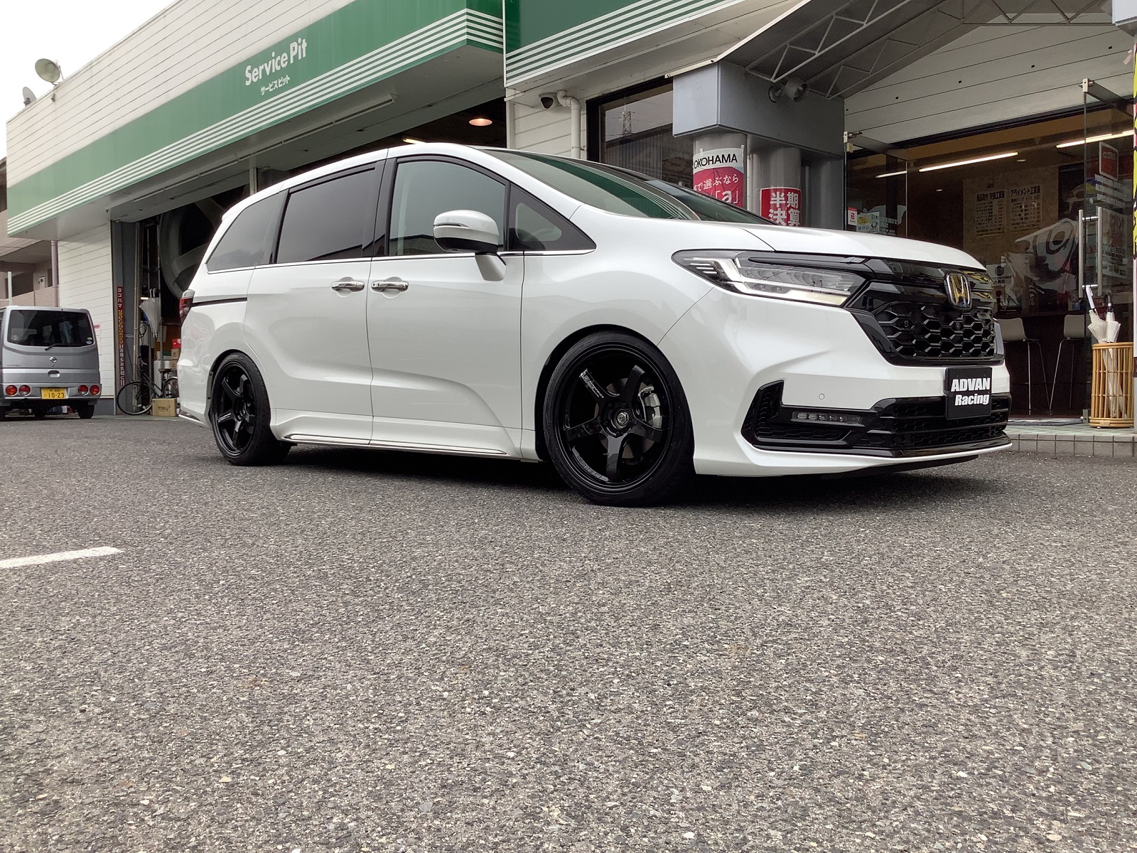 オデッセイ　ADVAN Racing GT BEYOND取り付け