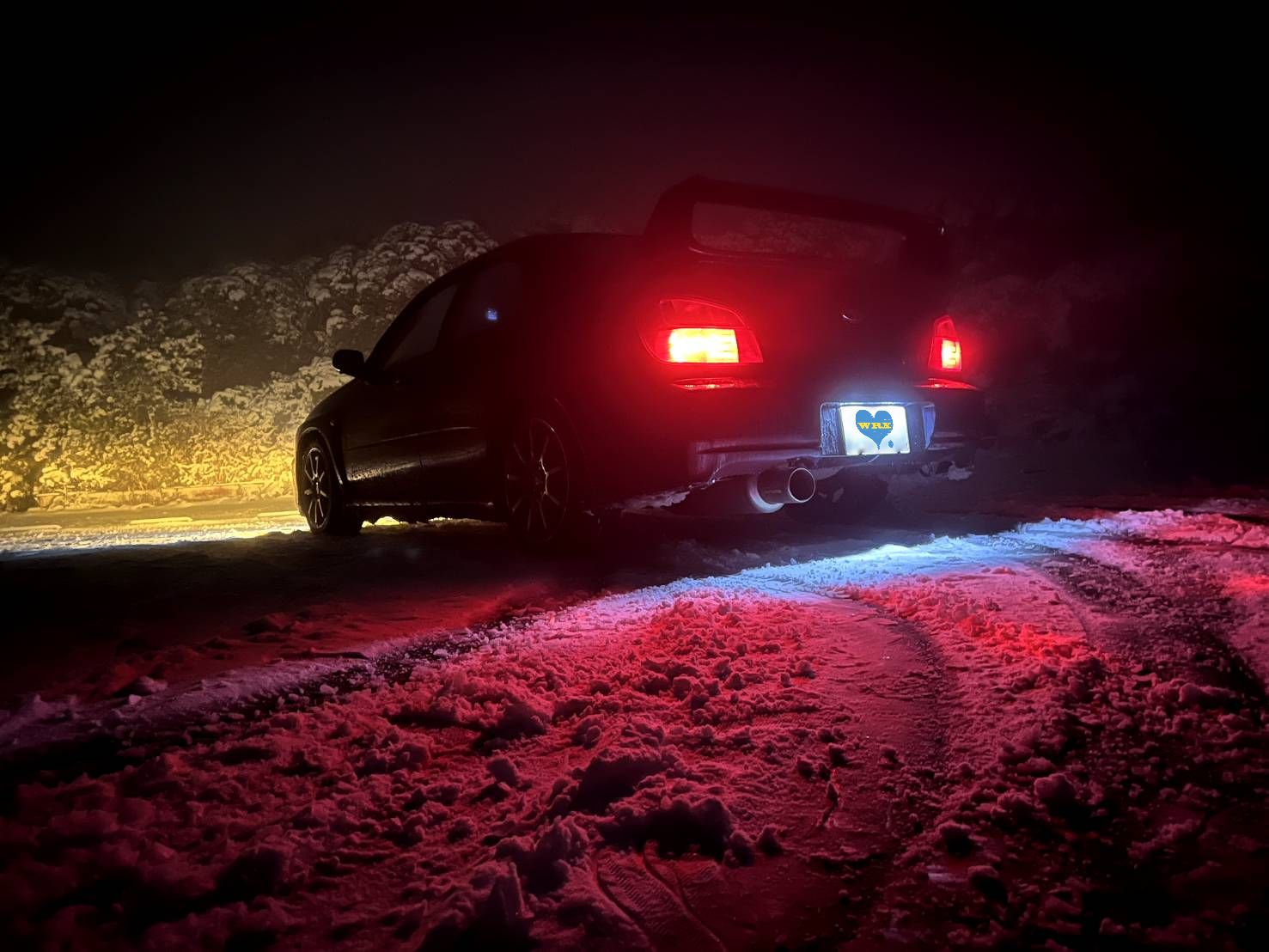 雪遊びは真剣です。