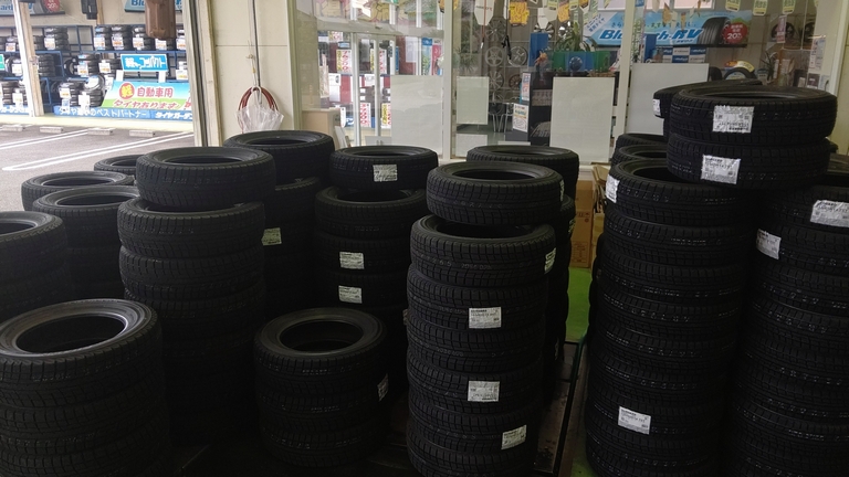 スタッドレスタイヤ大量入荷中