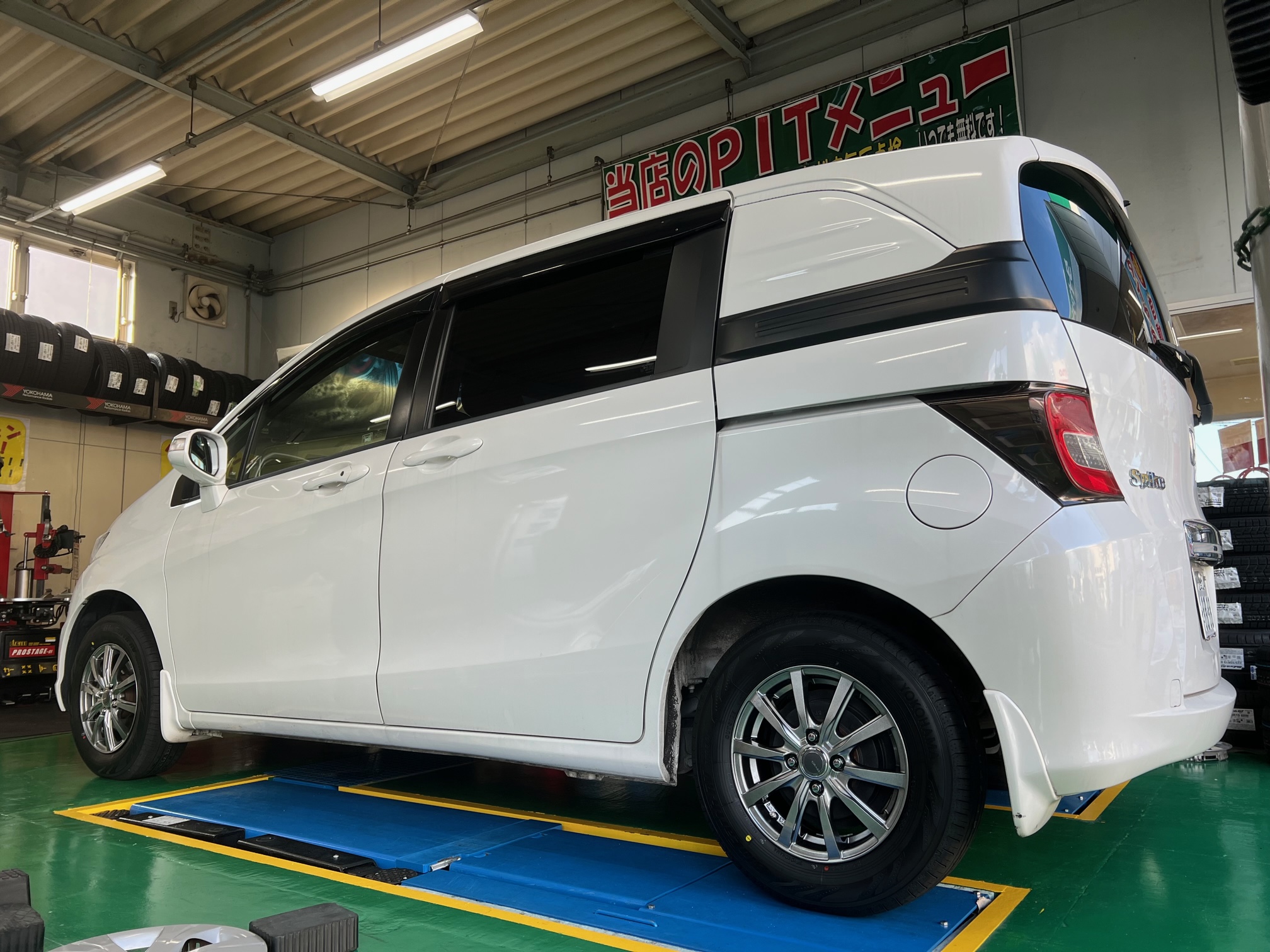 フリード　ｘ　RV03　ｘ　グラスＺＸ
