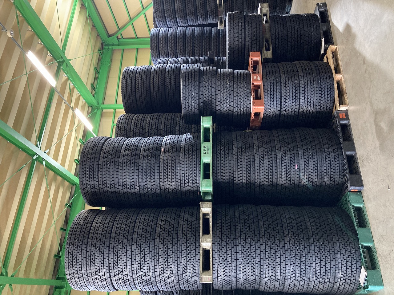 続トラック用スタッドレス入荷中