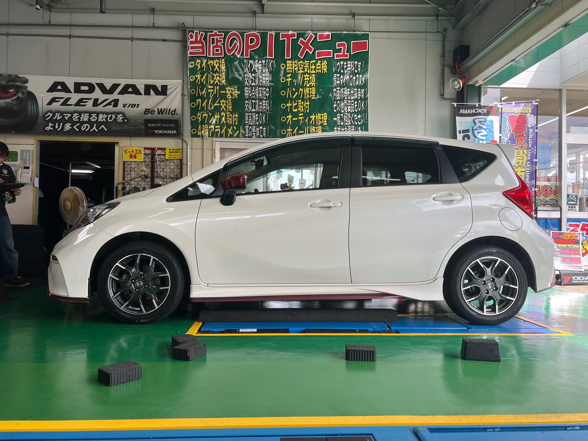 日産　ノート　ｘ　ADVAN　フレバ