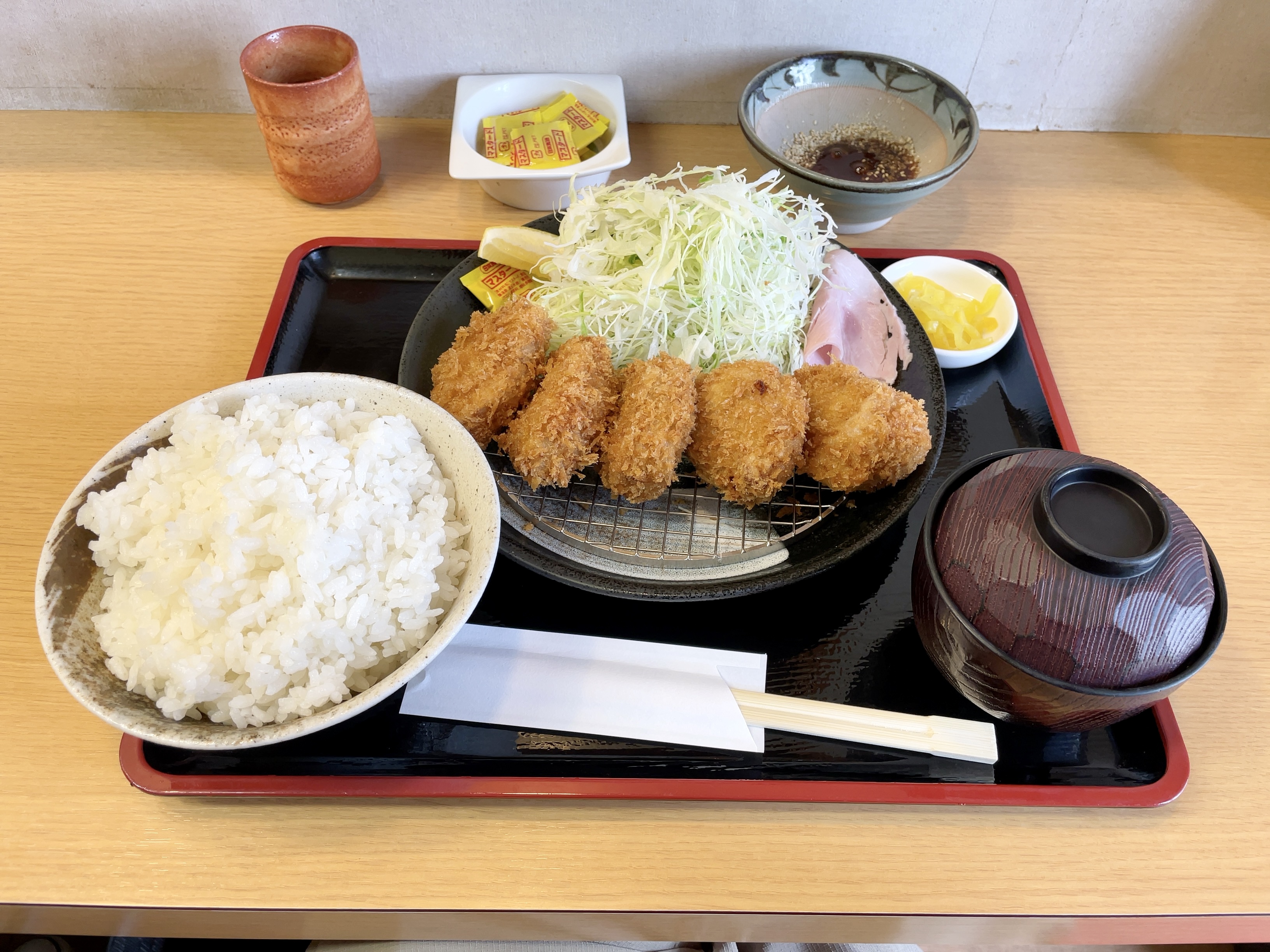 人気のかつ定食を食べに行ってきました！