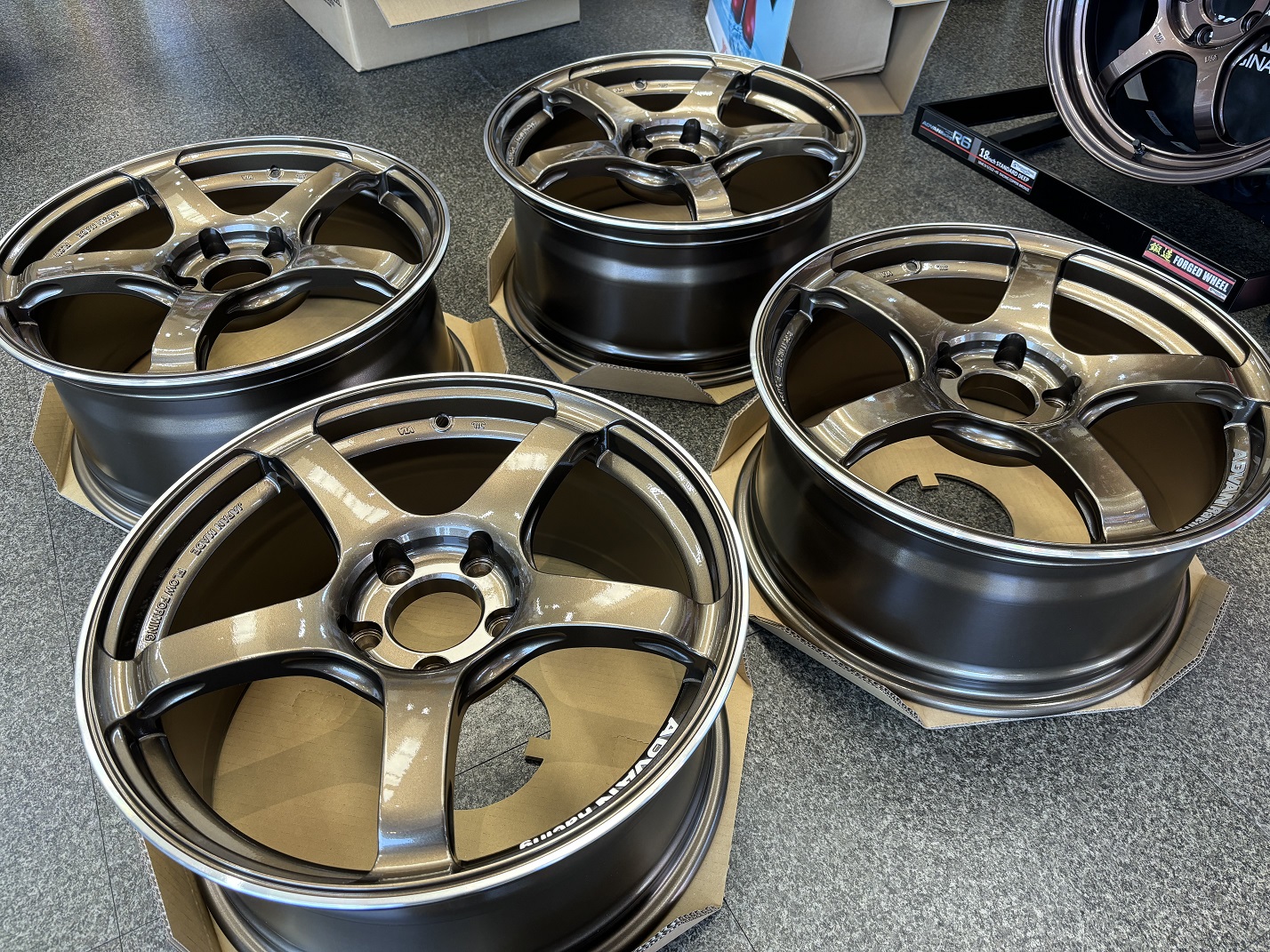 【ADVAN Racing TC-4】入荷ですっ！！