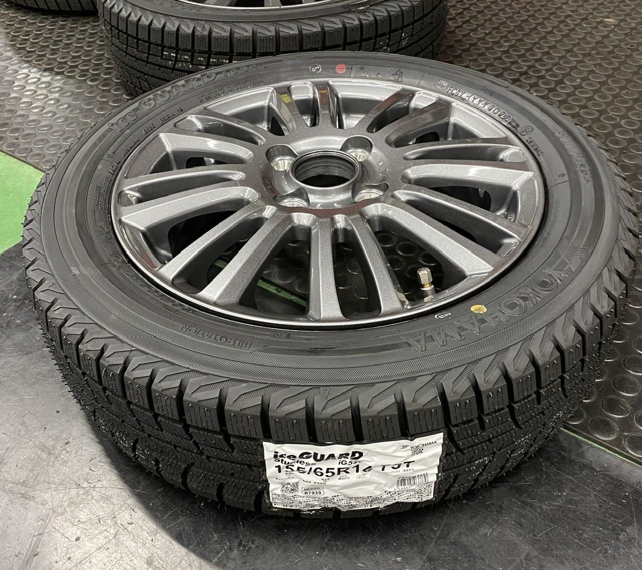 スタッドレスホイールセットございます。
